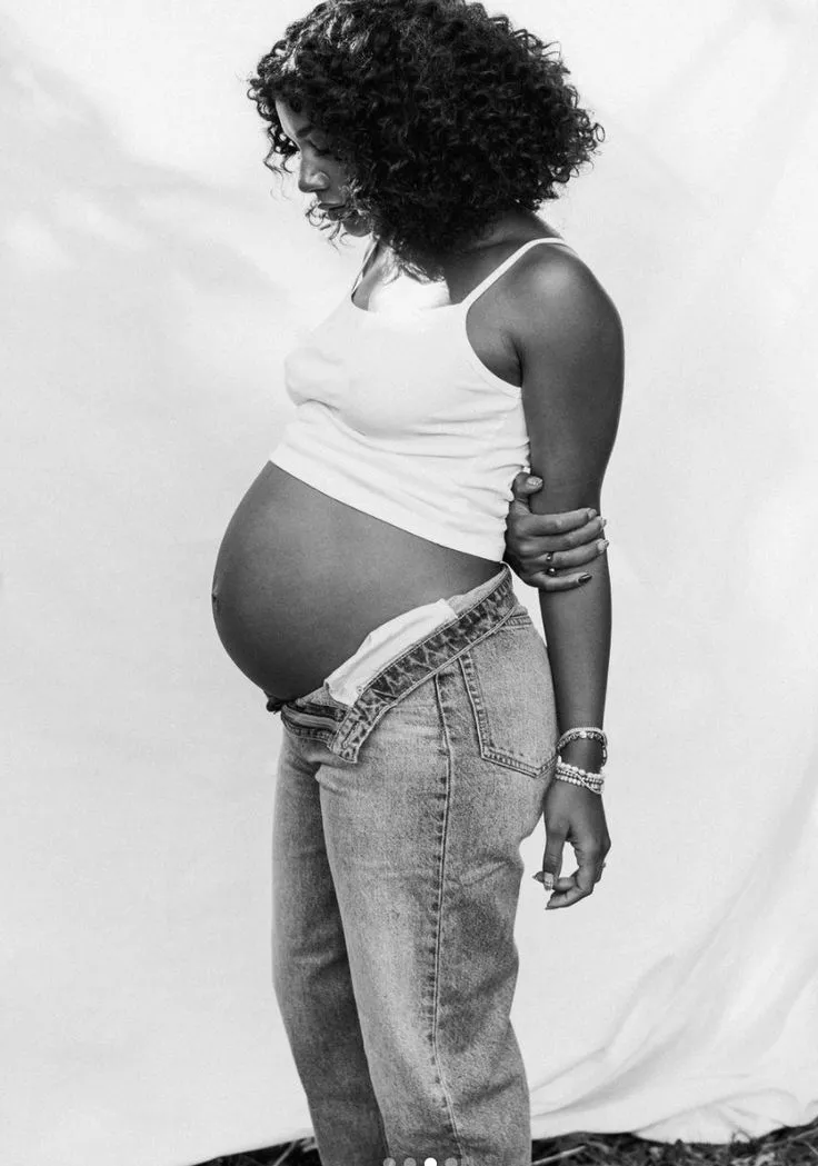 Pregnant surrogate celebrating pregnancy milestone with intended parents